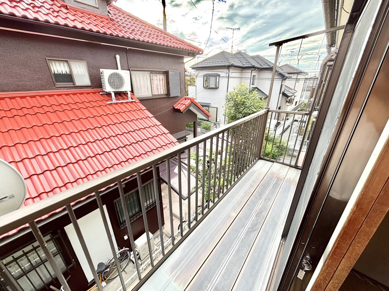◆バルコニー｜バルコニーは、一度にたくさんの洗濯物が干せます。夜は望遠鏡を置いて天体観測なども楽しめそうなスペースですね。