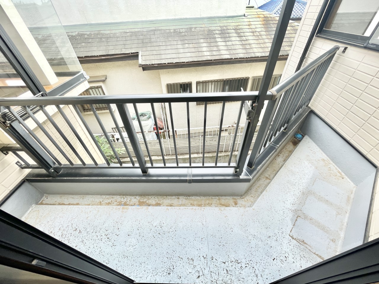 ◆バルコニー（リフォーム前）｜バルコニーは、一度にたくさんの洗濯物が干せます。夜は望遠鏡を置いて天体観測なども楽しめそうなスペースですね。