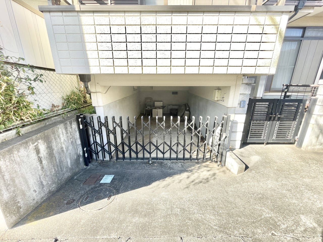 ◆駐車場｜ビルトインガレージです。天井高は約1.7ｍで小型の軽自動車であれば駐車可能です！