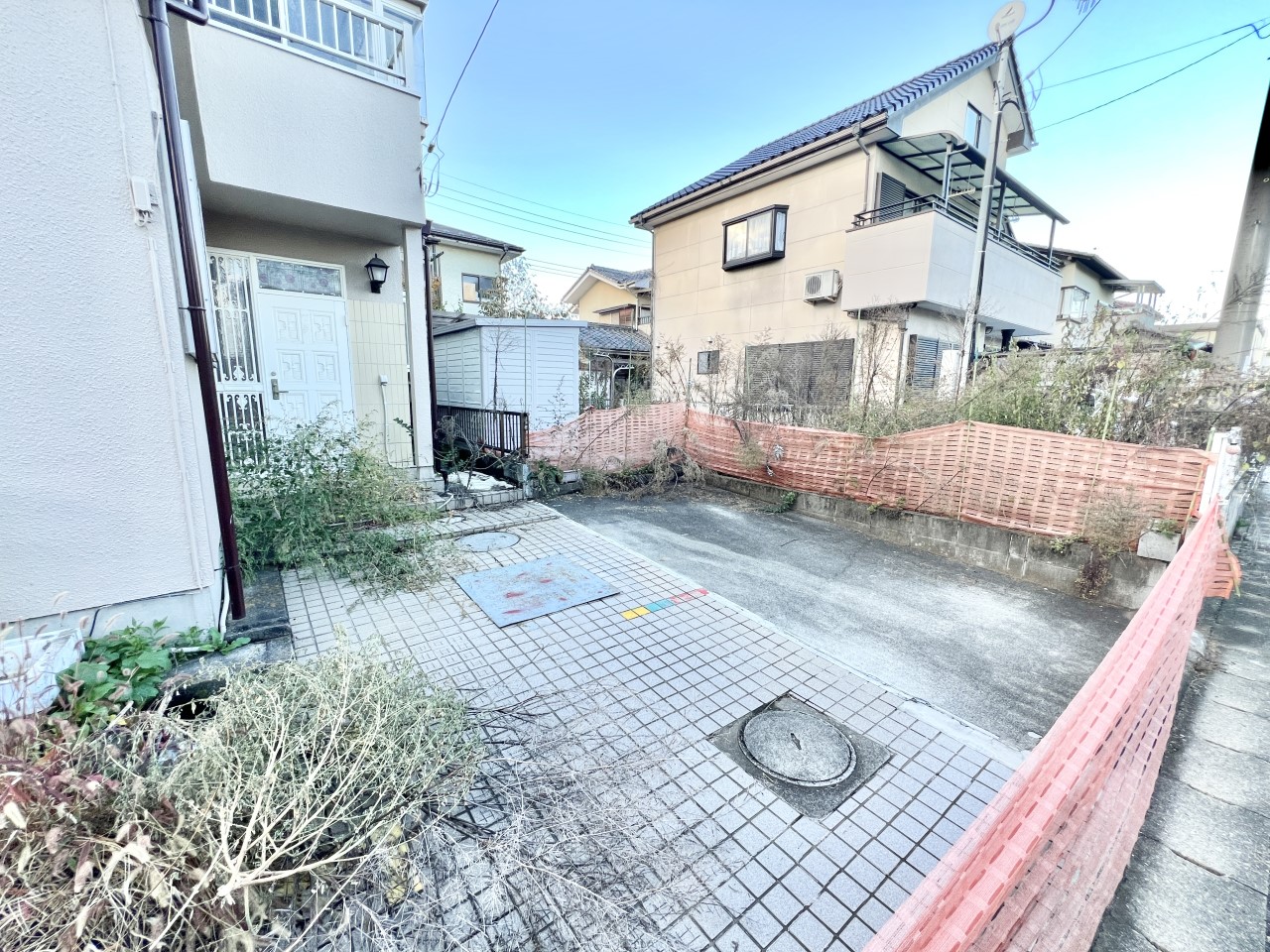 ◆駐車場｜敷地内に駐車スペースを確保しており、お車をお持ちの方にも安心です。