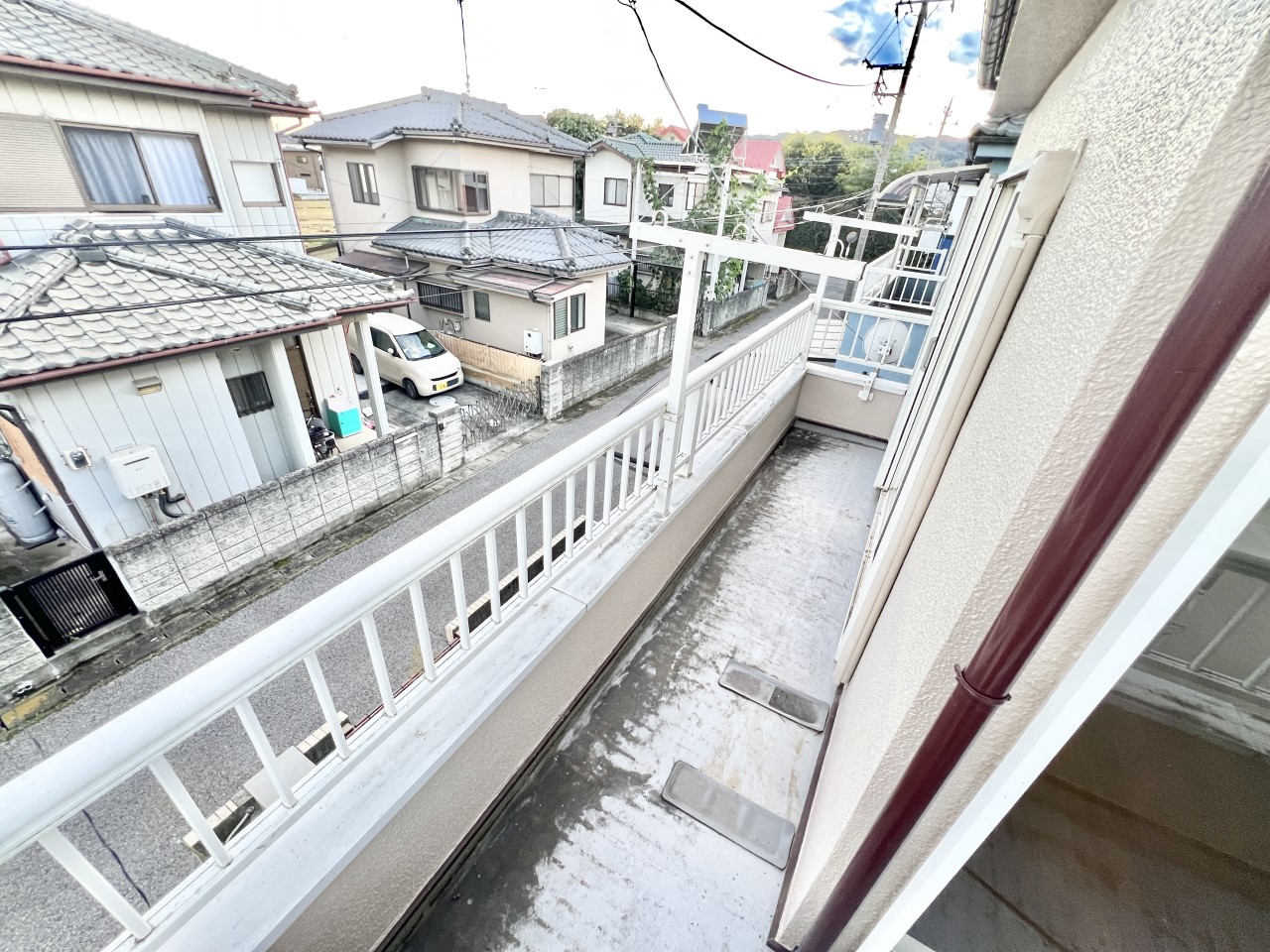 ◆バルコニー｜バルコニーは、一度にたくさんの洗濯物が干せます。夜は望遠鏡を置いて天体観測なども楽しめそうなスペースですね。