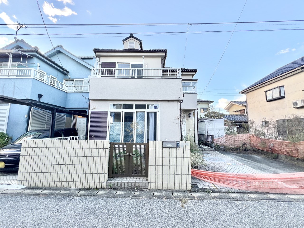 ◆外観｜清潔感のあるホワイトを用い、広がる青空や周囲の緑に映える印象的な邸宅景観を創出しました。