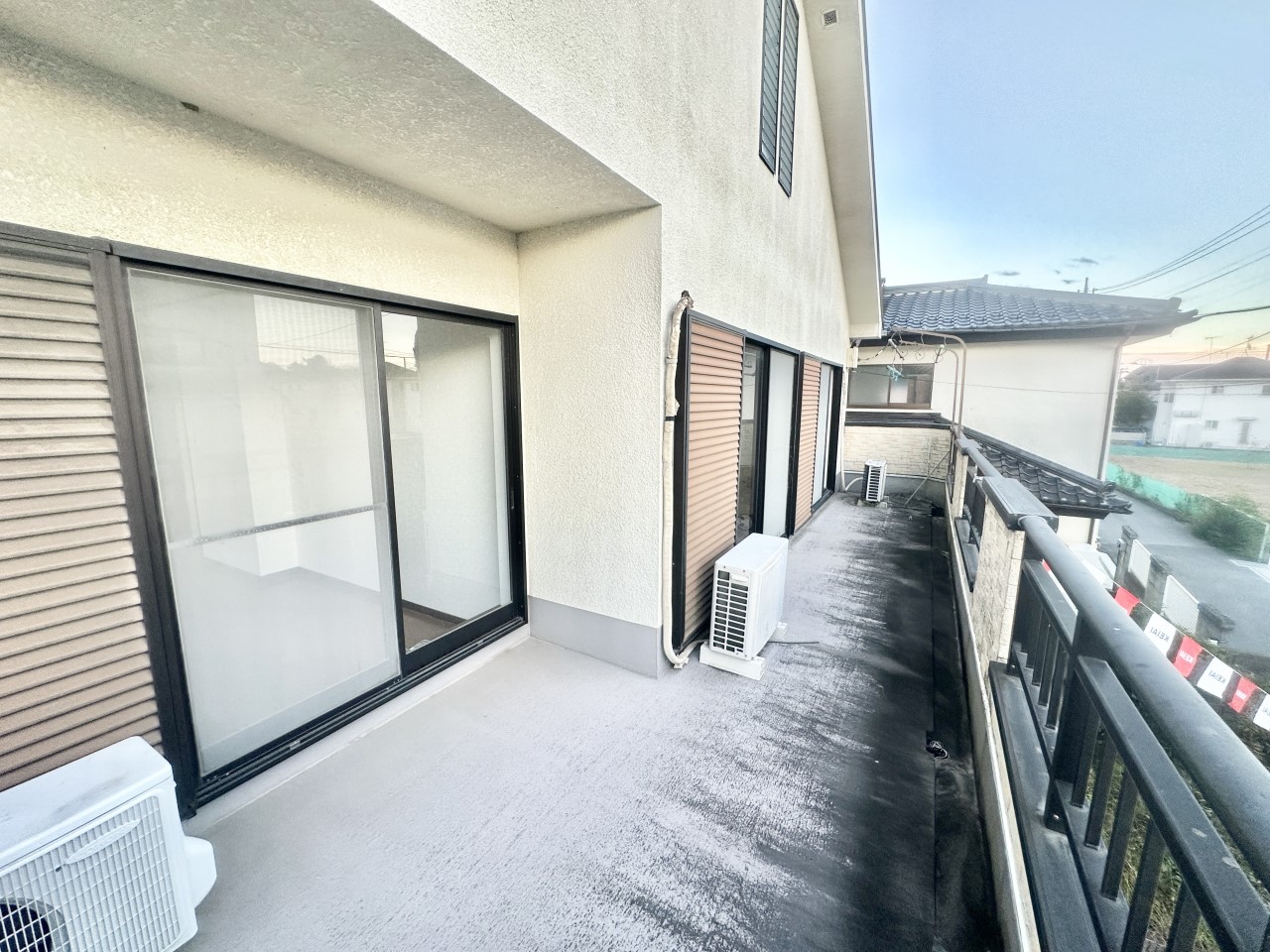 ◆バルコニー｜屋根付きのワイドバルコニー！急な雨でも安心です！