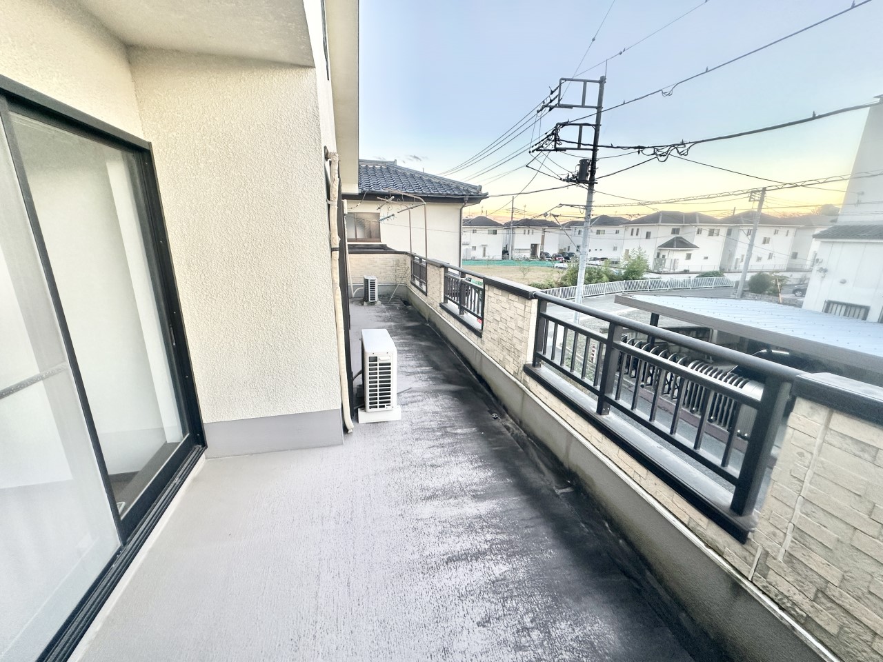 ◆バルコニー｜バルコニーは、一度にたくさんの洗濯物が干せます。夜は望遠鏡を置いて天体観測なども楽しめそうなスペースですね。
