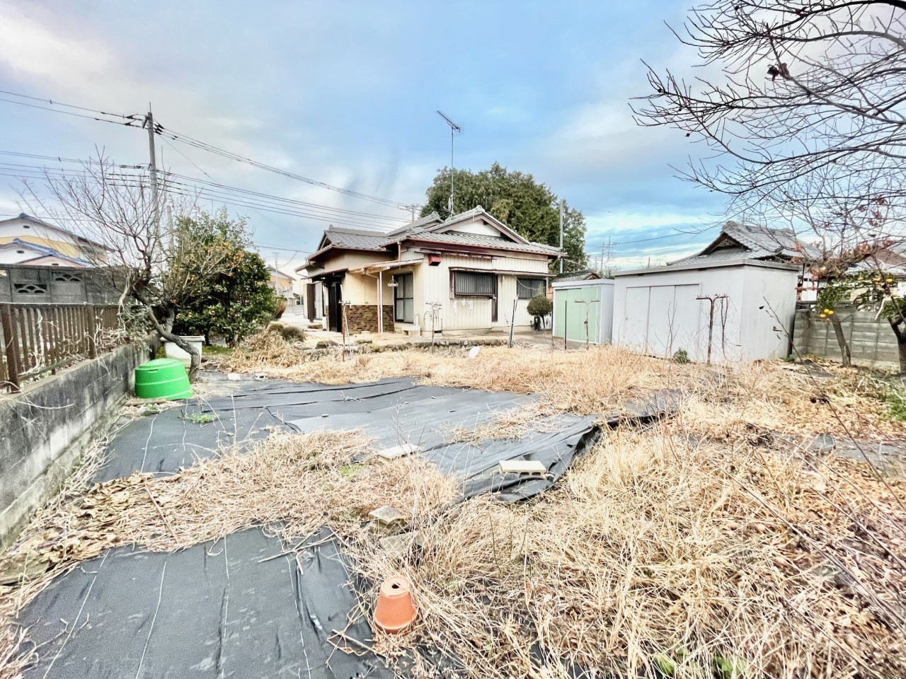 ◆外観（リフォーム前）｜土地が広いため家庭菜園や畑としても利用可能です！