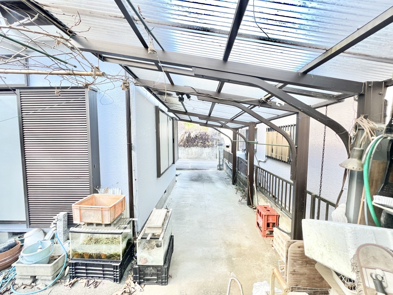 ◆駐車場｜敷地内に駐車スペースを確保しており、お車をお持ちの方にも安心です。