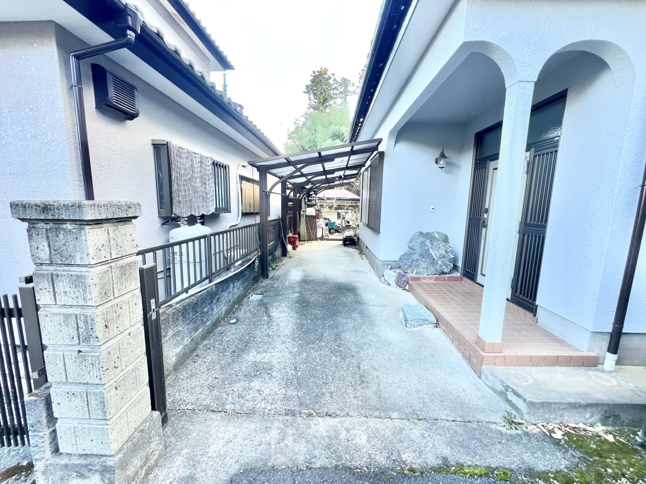 ◆駐車場（リフォーム前）｜縦列駐車にて最大2台可能です！