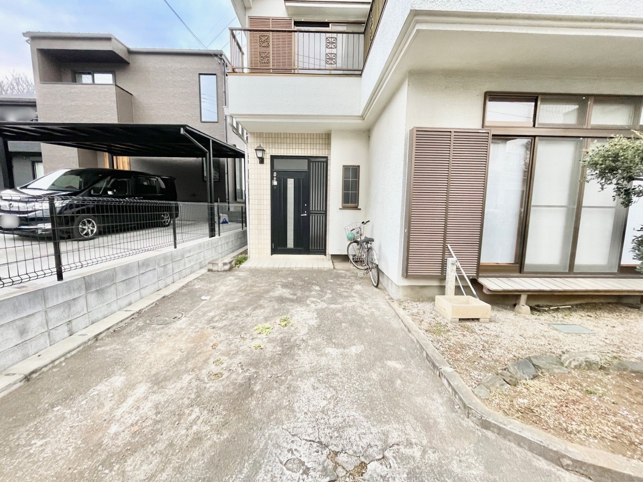 ◆駐車場｜敷地内に駐車スペースを確保しており、お車をお持ちの方にも安心です。