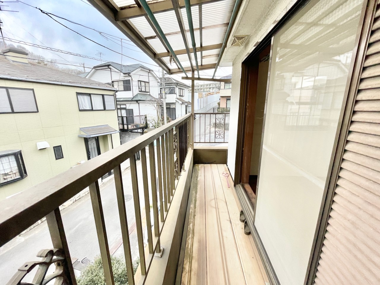 ◆バルコニー｜バルコニーは、一度にたくさんの洗濯物が干せます。夜は望遠鏡を置いて天体観測なども楽しめそうなスペースですね。