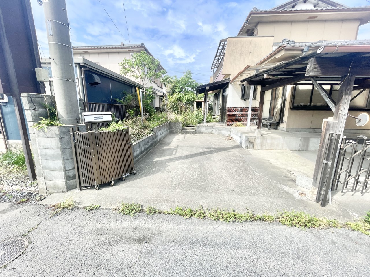 ◆駐車場（リフォーム中）｜カーポートを解体し駐車幅を拡張いたします。