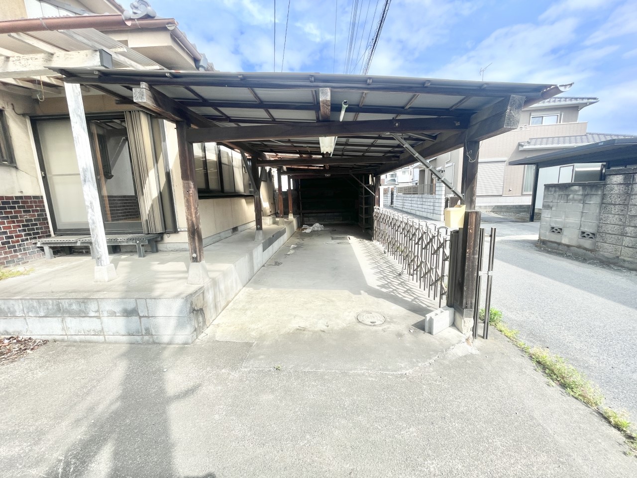 ◆駐車場（リフォーム中）｜カーポートを解体し駐車幅を拡張いたします。