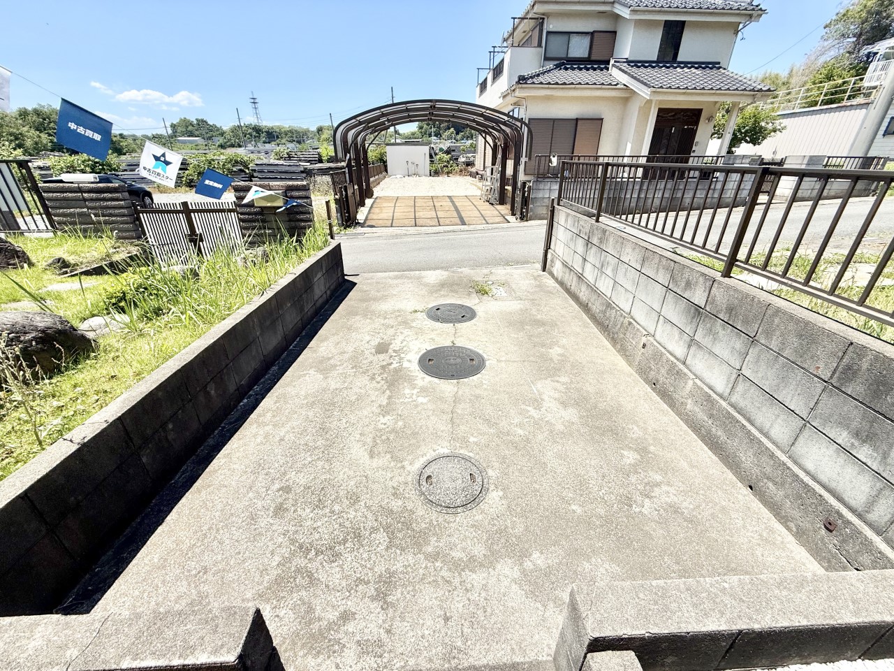 ◆駐車場｜敷地内に駐車スペースを確保しており、お車をお持ちの方にも安心です。