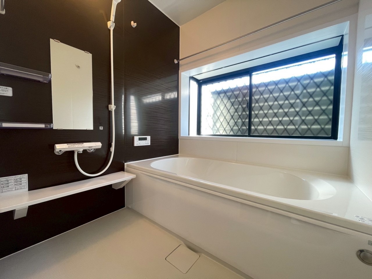 【浴室】大きな窓があるため、開放感があり空気の入れ替えも楽ちんです♪