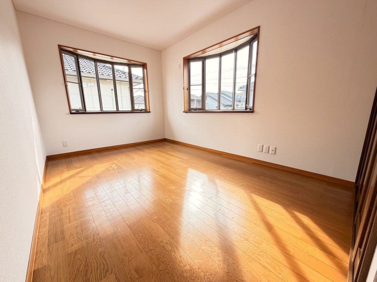 【2階西側洋室】窓が2つあるので陽当たり風通し良好です◎