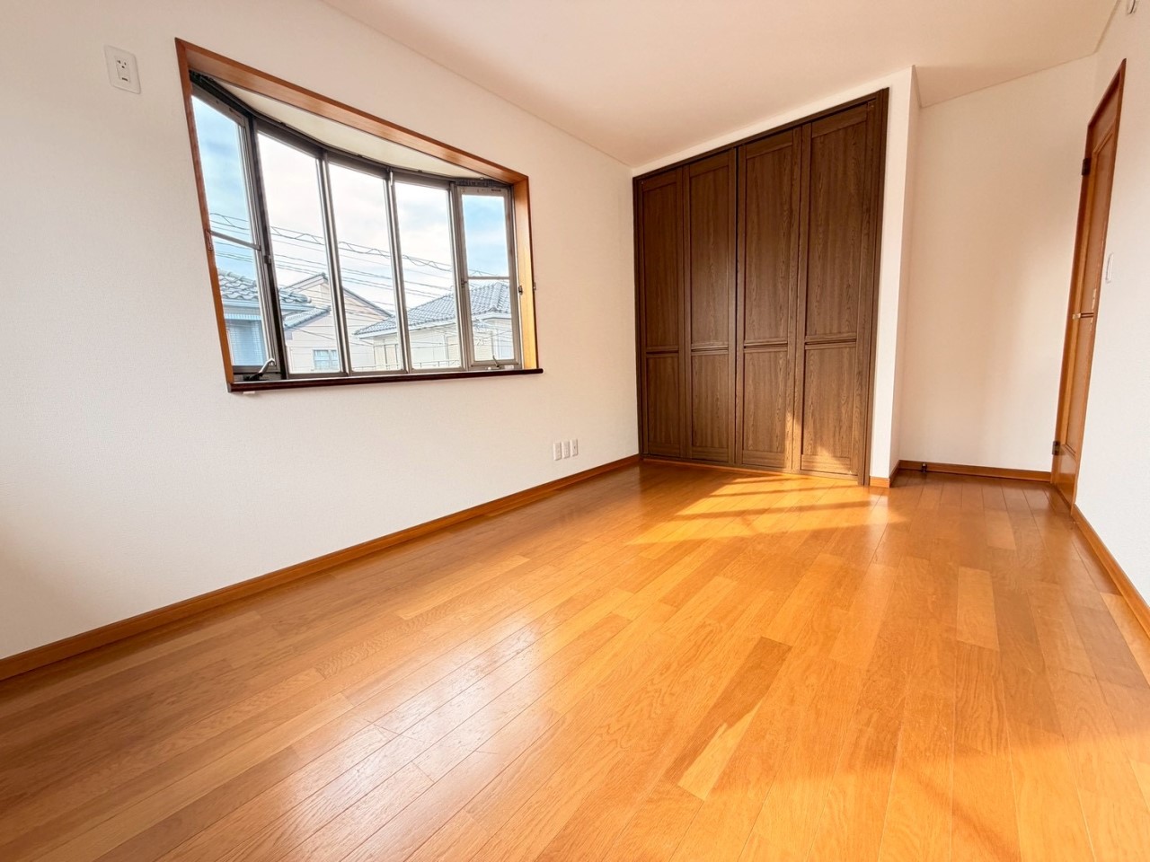 【洋室】2階のお部屋全てに収納がございます♪