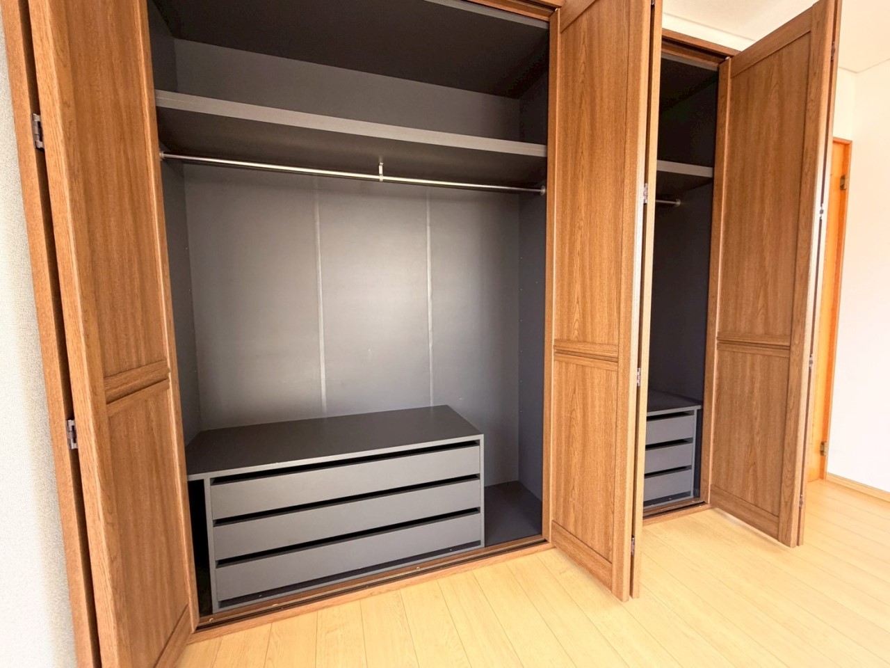 収納の中には棚やポール、引き出しがございます♪