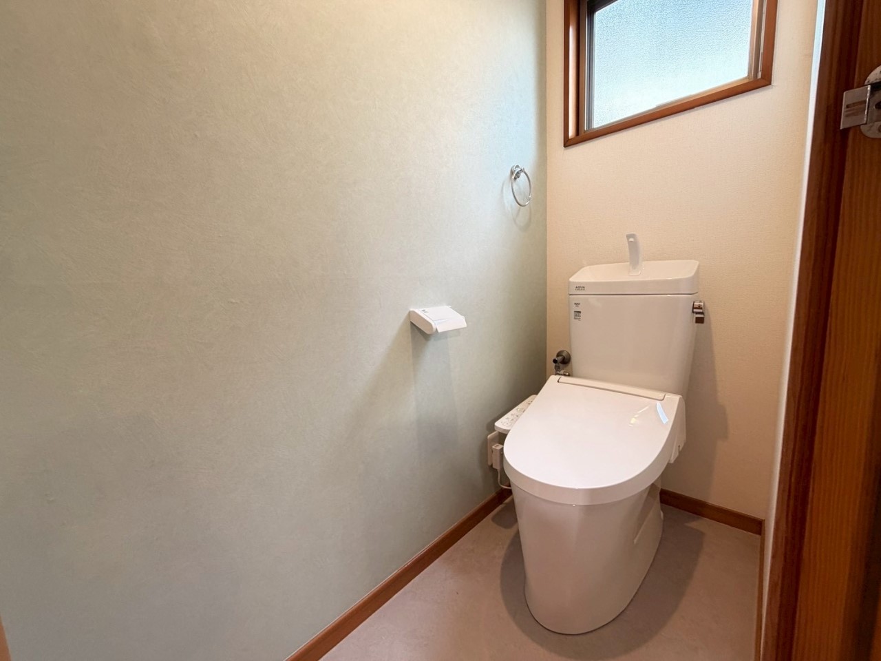 【トイレ】便器本体を交換、床と壁紙を張り替えました♪