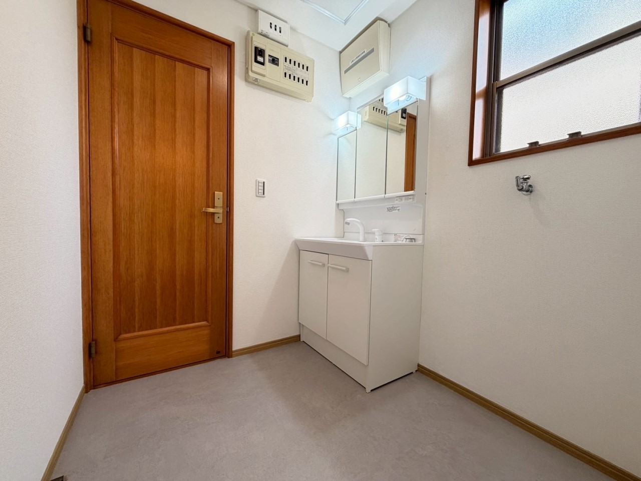 【洗面所】化粧台の3面鏡は支度に大助かり♪