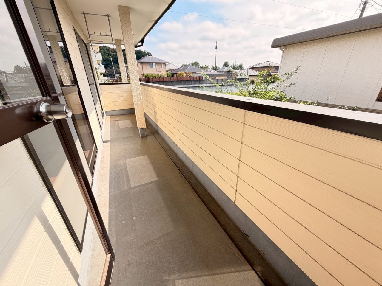 【バルコニー】広々としているので、洗濯物がたくさん干せますね♪