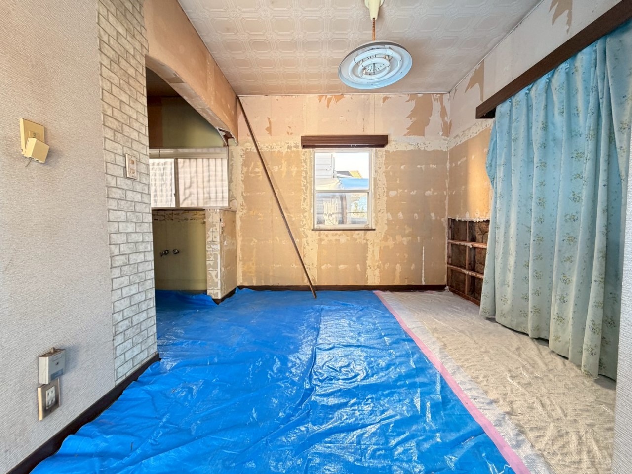 【リビング】窓がたくさんある明るいリビングです♪