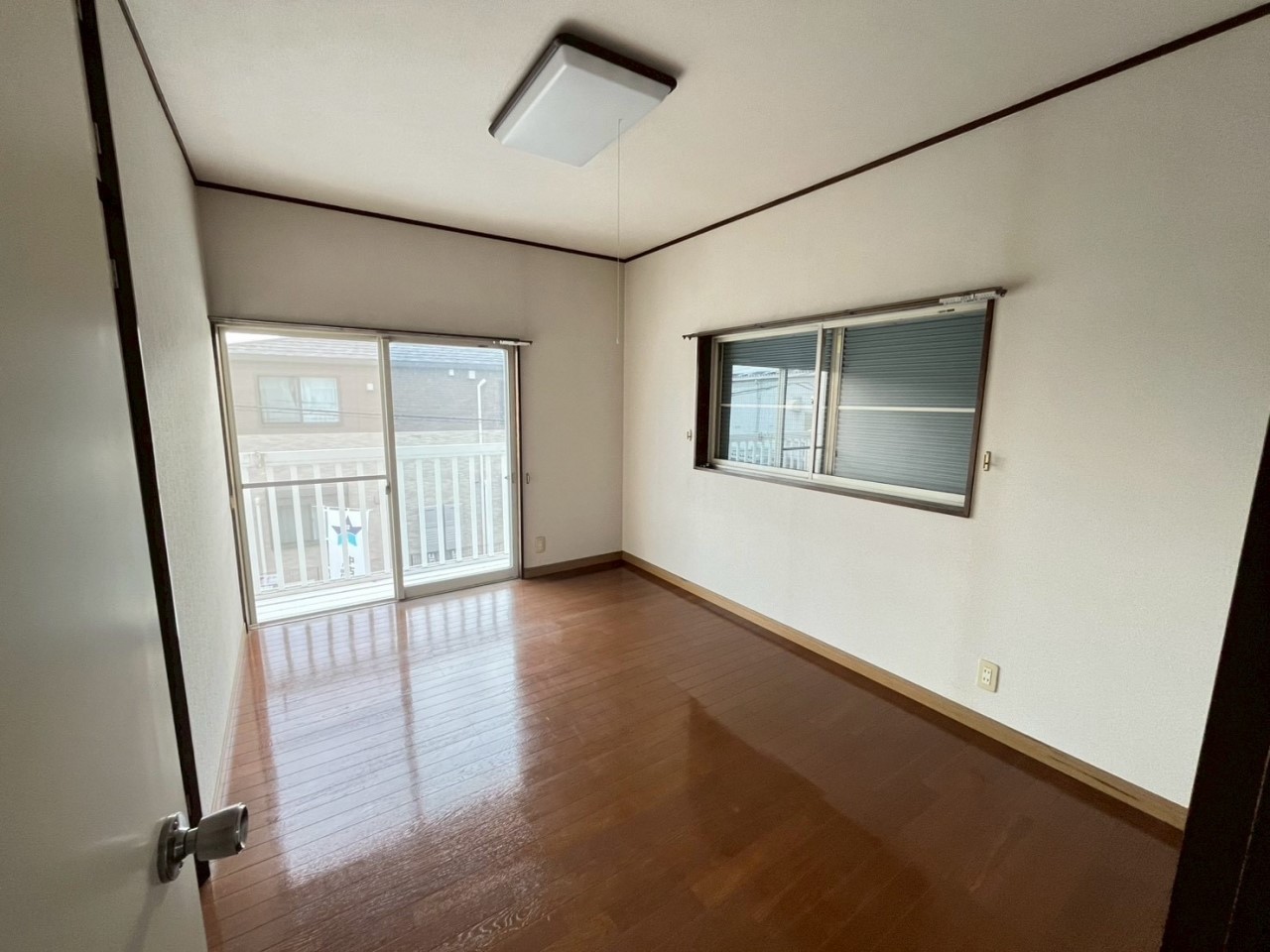 【洋室】2階は2部屋からバルコニーに出入り可能です。