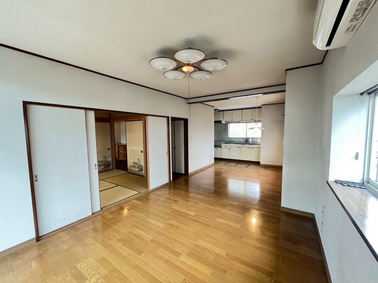 【リビング】南側と東側に窓のあるリビングなので陽当たりが良く、お部屋の隅まで明るくしてくれます♪