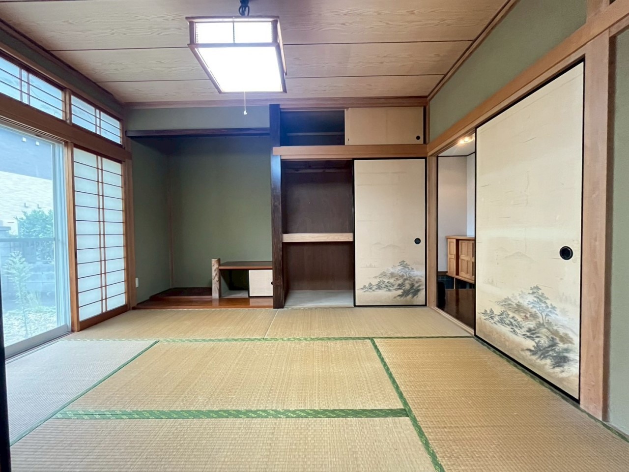 【和室】掃き出し窓、高窓から光や風が入ります♪