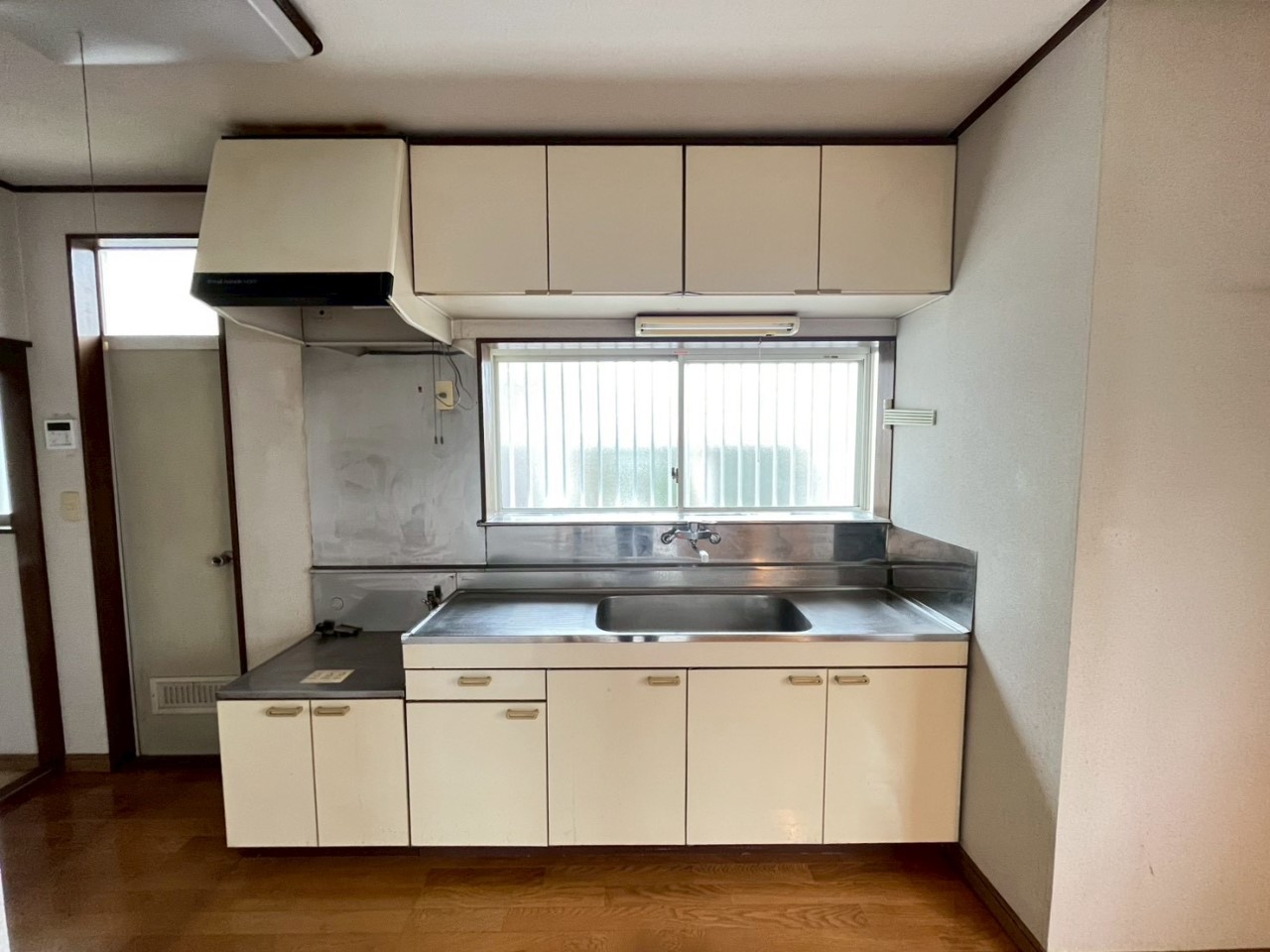 【キッチン】吊り棚がある収納率の高いキッチンです♪