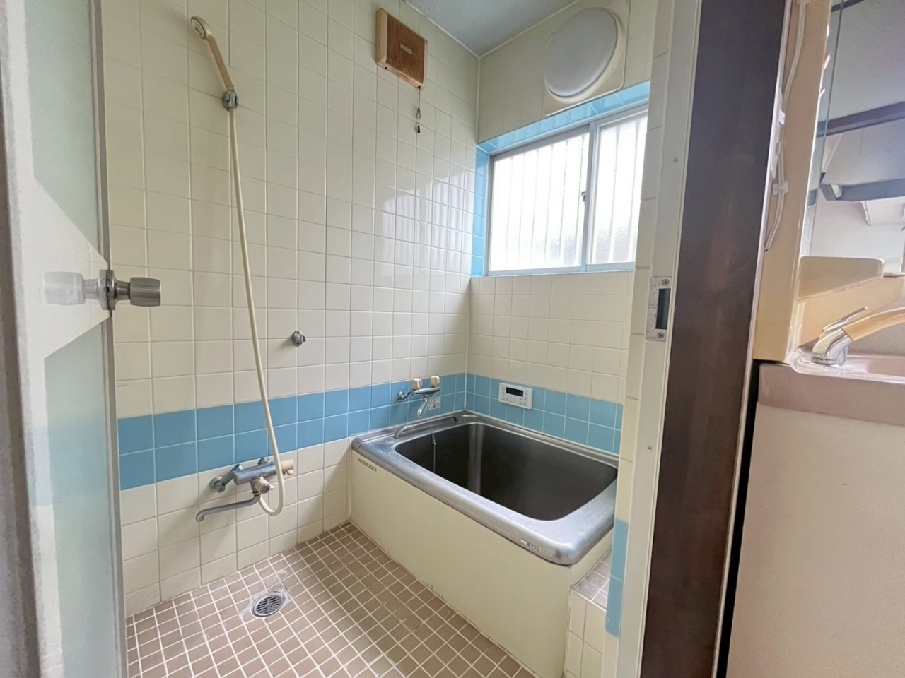 【浴室】窓のある浴室なので空気の入れ替えも楽ちんです♪