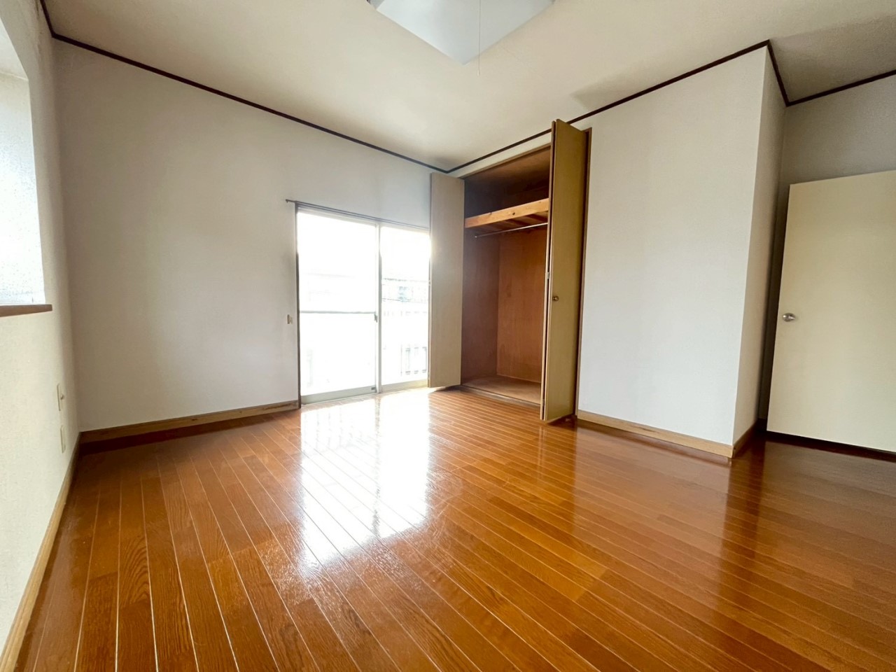 【洋室】冬でも光がたくさん入ってきますね♪