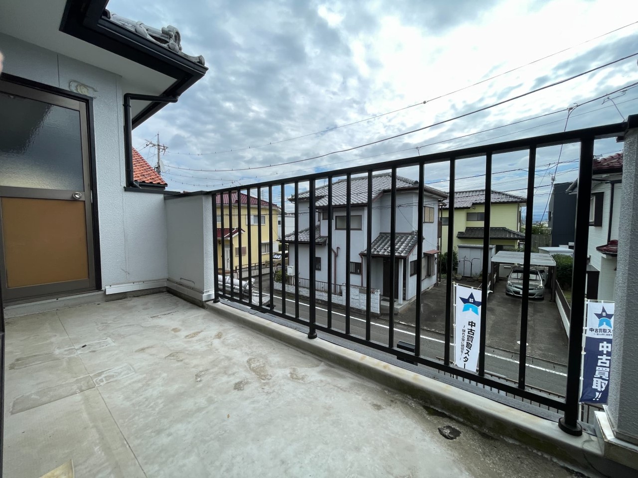 【バルコニー】広々としているので、洗濯物もたくさん干せますね♪