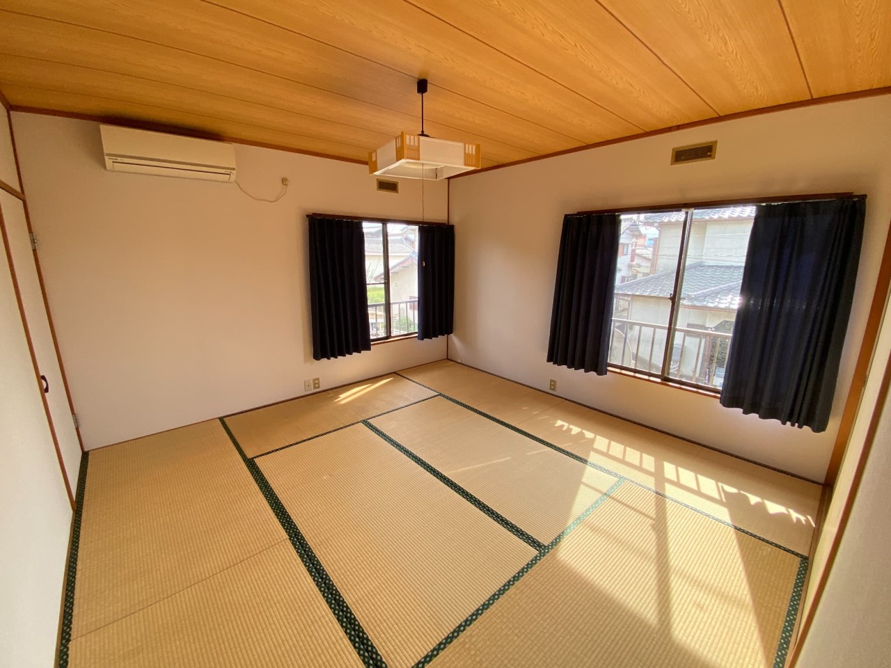 【和室】各居室には窓が2つ以上ございます♪