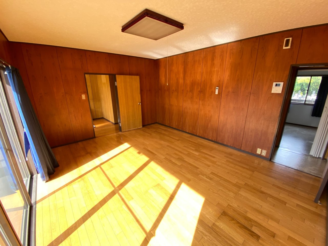 【リビング】ウッド調の落ち着く内装。