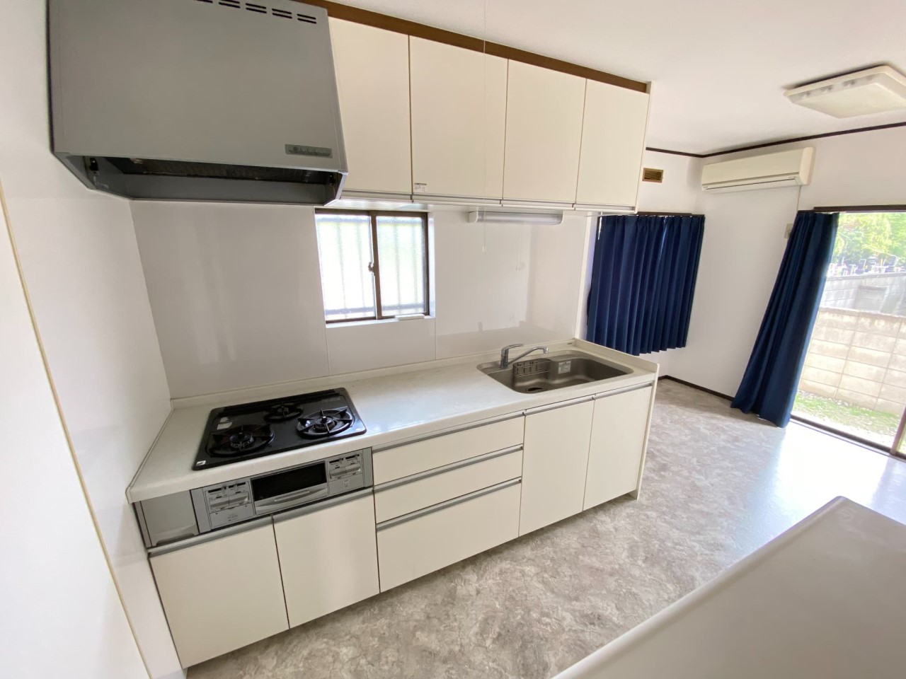 【キッチン】広いキッチンスペースは、お子様と並んでお料理もできます♪