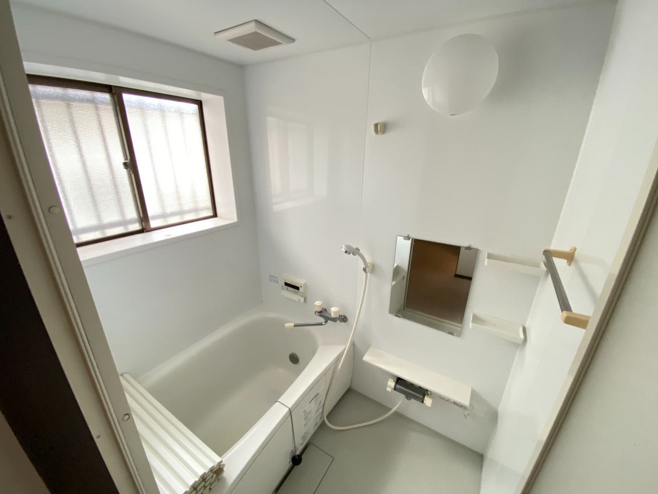 【浴室】白い清潔感のあるキッチンです。