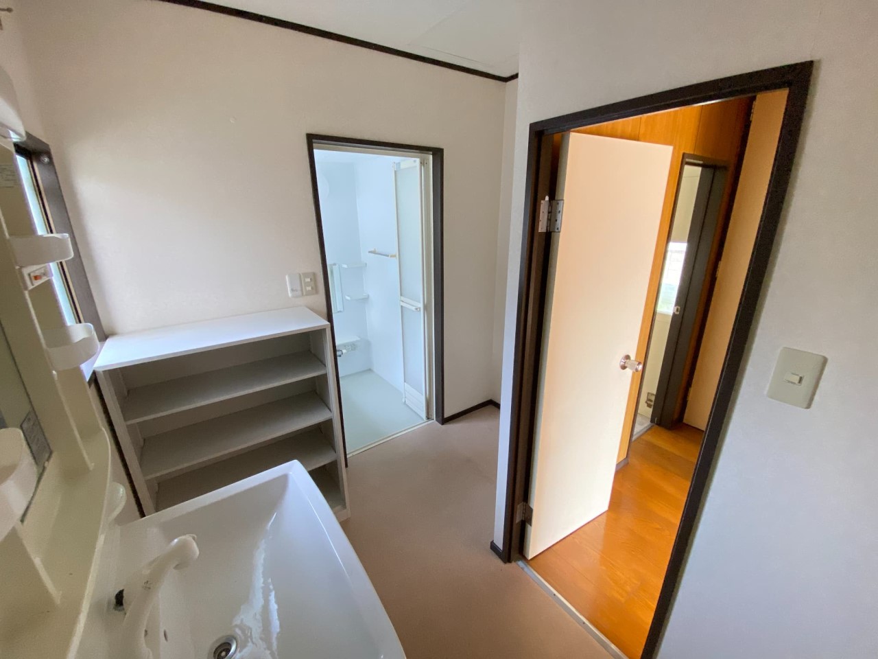 【脱衣所】棚が設置されております。タオルや洗剤等を収納するのに便利です。