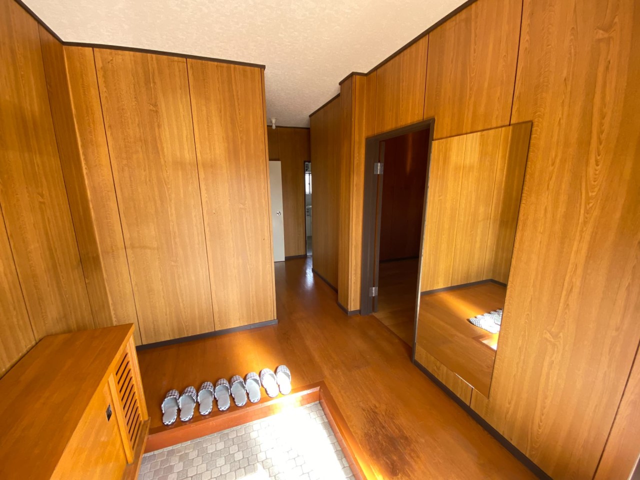 【玄関】光が入る明るい玄関。全身鏡があるのはありがたいですね♪