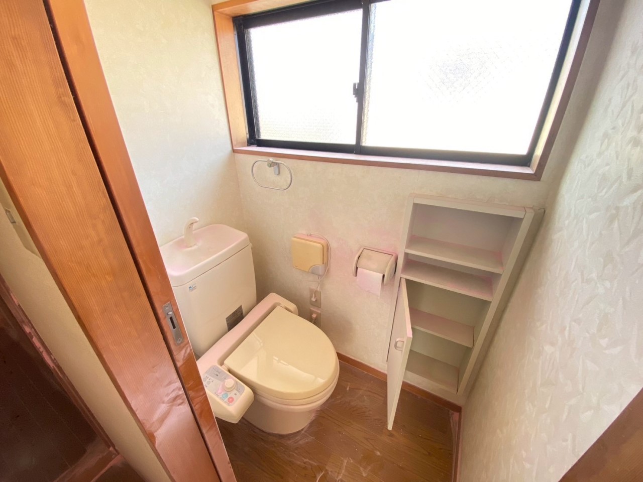 トイレ本体の交換、壁紙と床の張替を行います。 ※リフォーム前写真