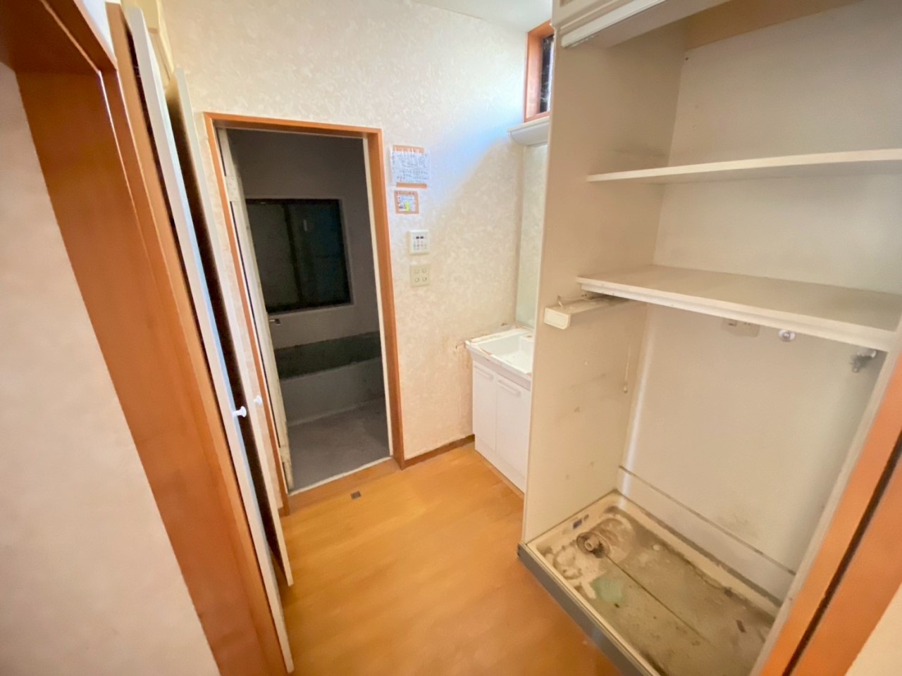 【洗面脱衣室】壁紙を貼り替え、クリーニングを行います♪