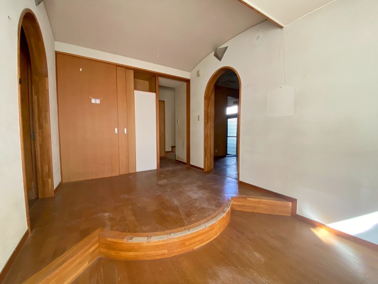 【玄関】大きな玄関ホールがあります♪ ※リフォーム前写真