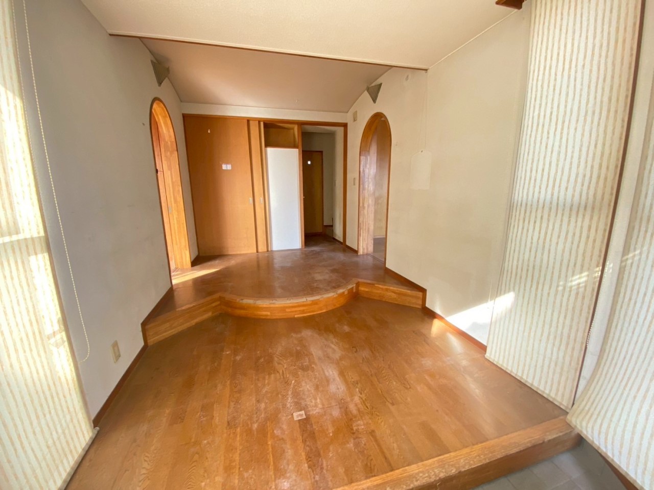 【玄関】自然光が差し込みます♪ ※リフォーム前写真