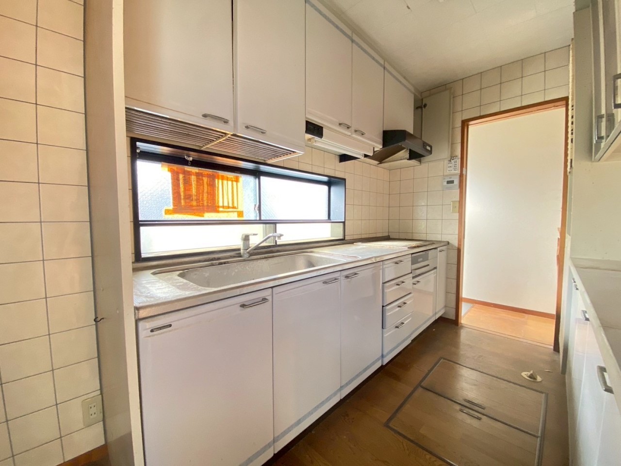 【キッチン】窓から光が差し込む、明るいキッチン♪ ※リフォーム前写真