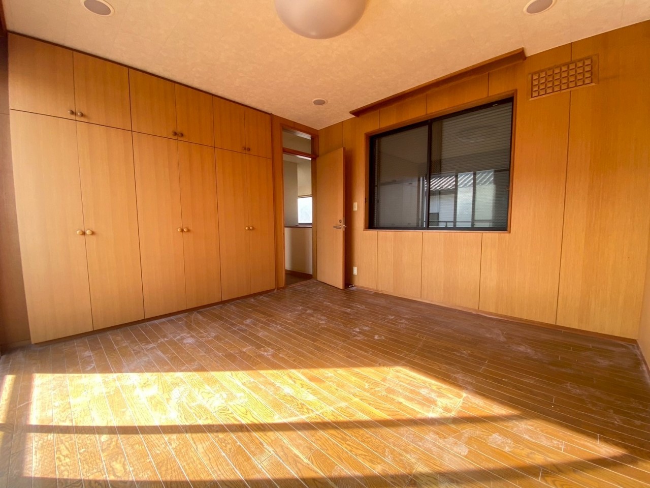 【洋室】大きな収納があるお部屋です♪ ※リフォーム前写真