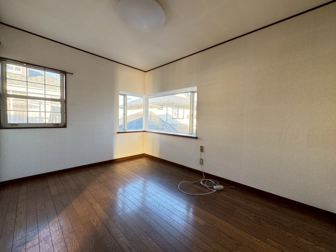 【洋室】2面採光で明るい洋室♪