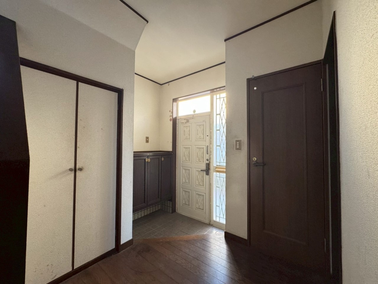 【玄関】自然光が入る玄関♪