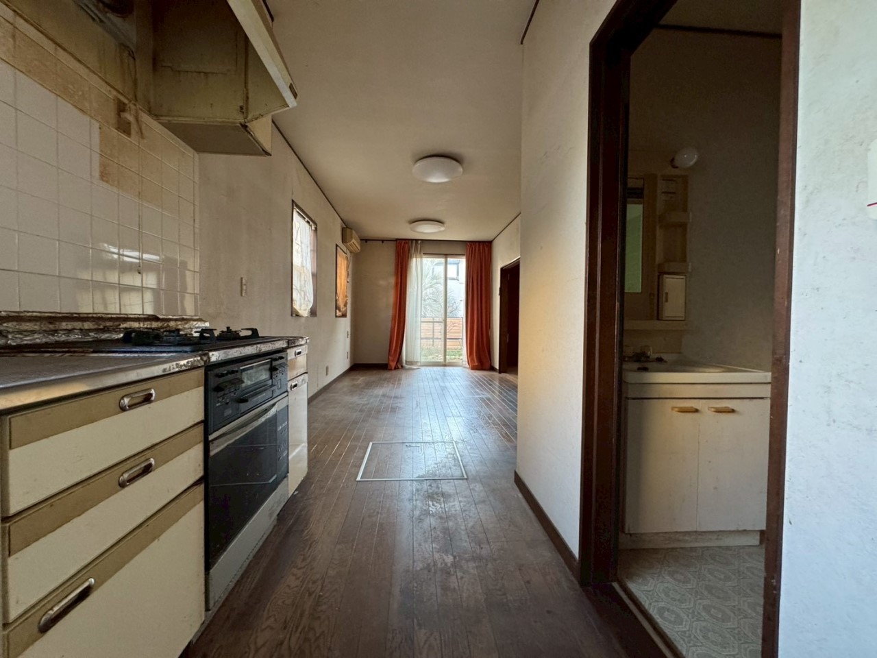 【キッチン】リビングにいるご家族とお話しながらお料理ができます♪