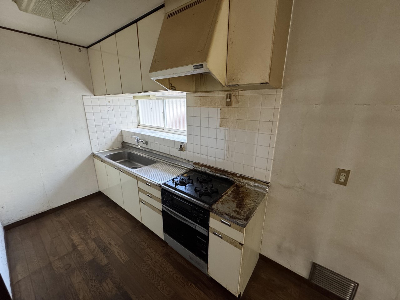 【キッチン】窓から光が差し込むキッチンです♪