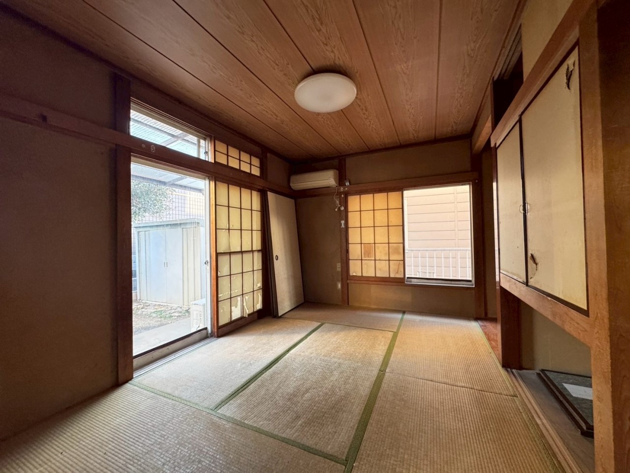 【和室】掃き出し窓、高窓から光や風が入ります♪