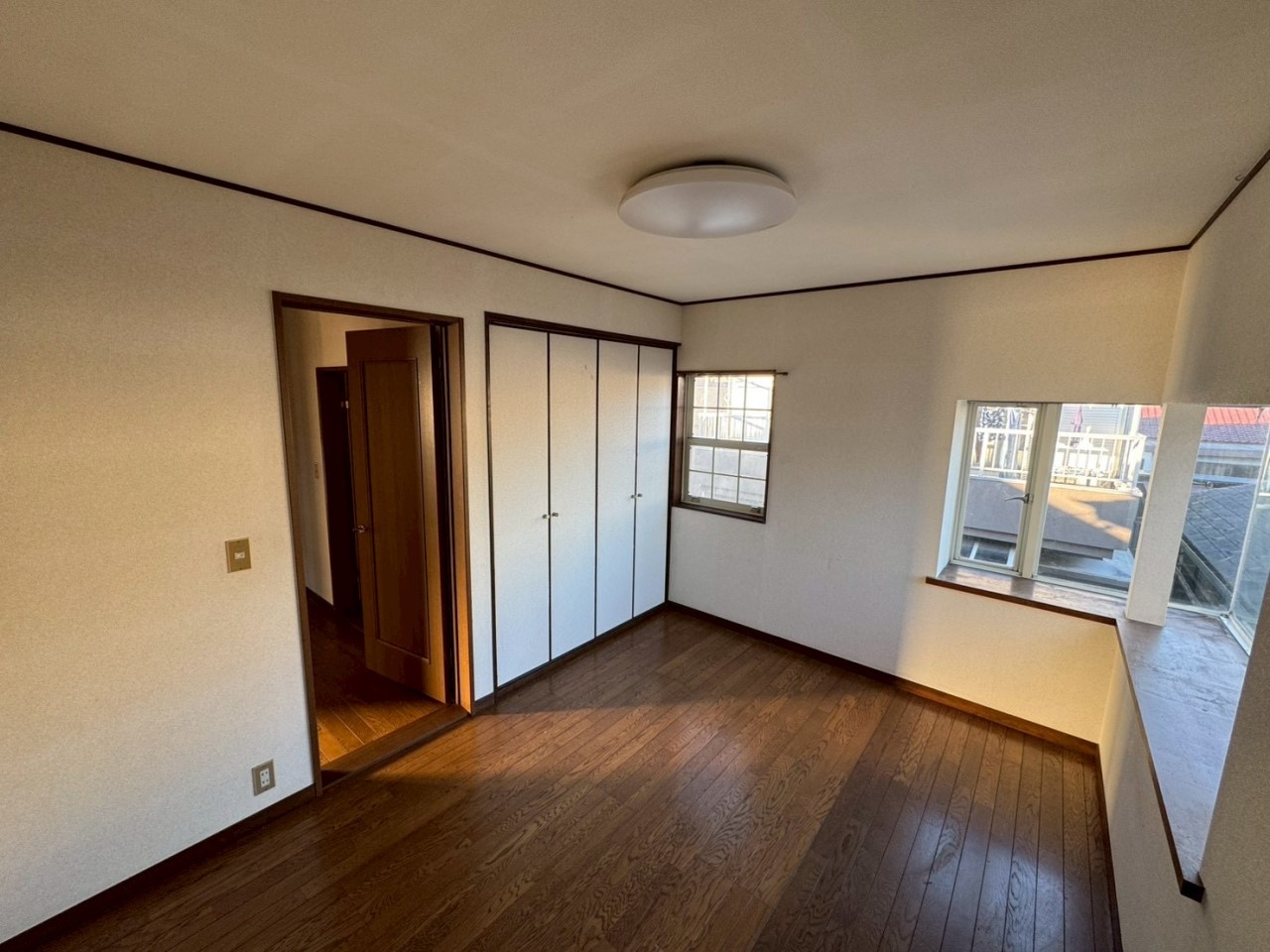 【洋室】お洋服の収納にありがたいクローゼット付き♪