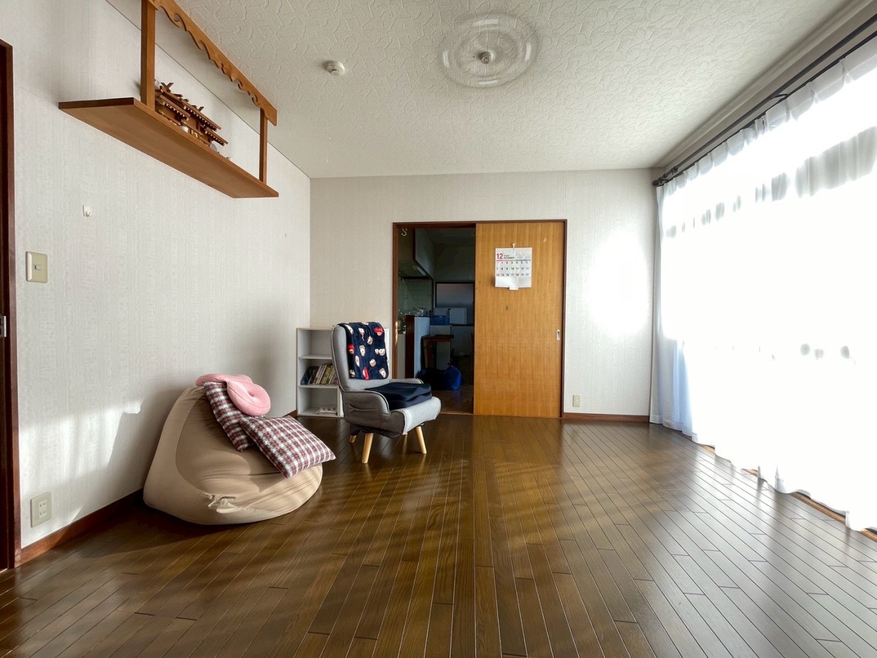 【リビング】光がたくさん入る明るいリビング♪ ※家具小物は撤去いたします